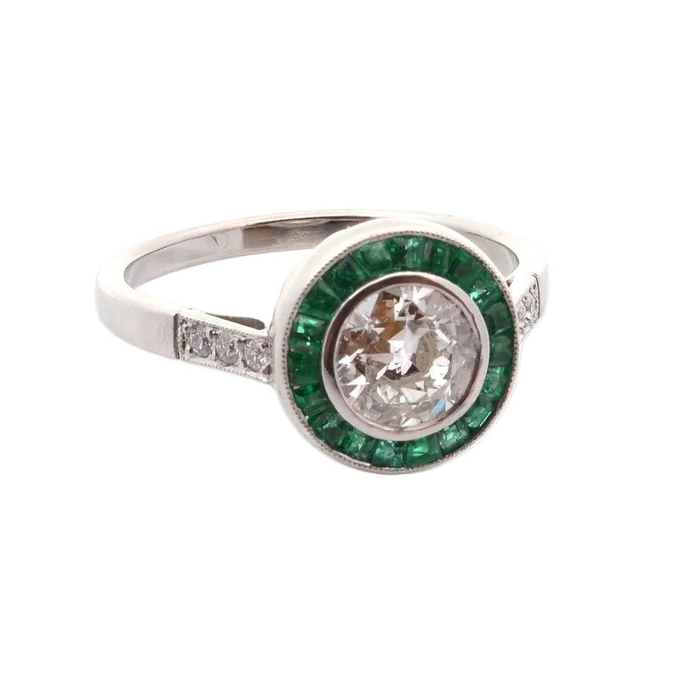 Bague Entourage en platine, émeraudes et diamants - Castafiore