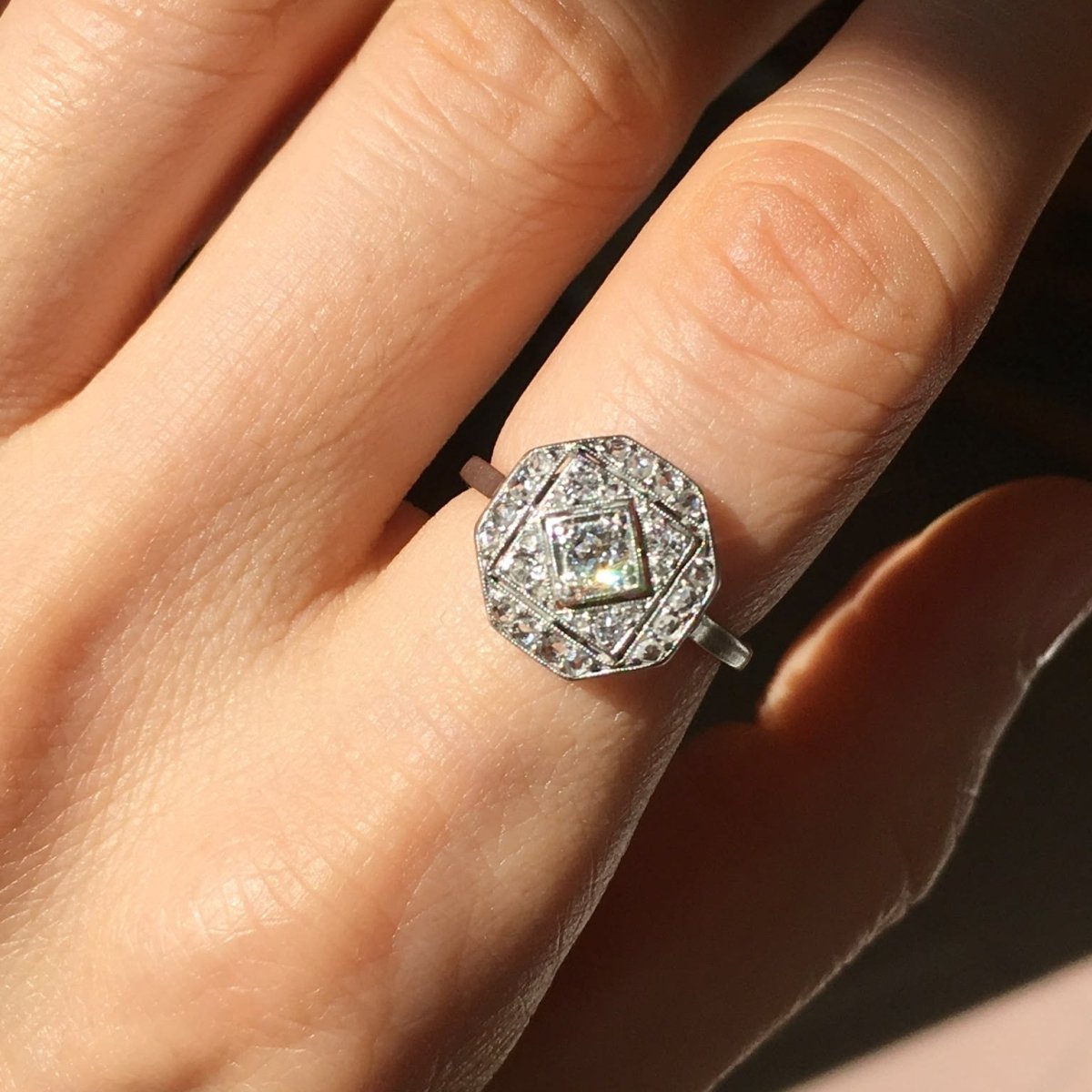 Bague Entourage en platine et diamants - Castafiore
