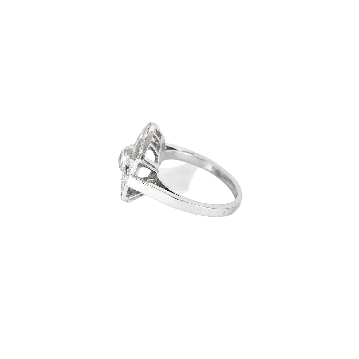 Bague Entourage en platine et diamants - Castafiore