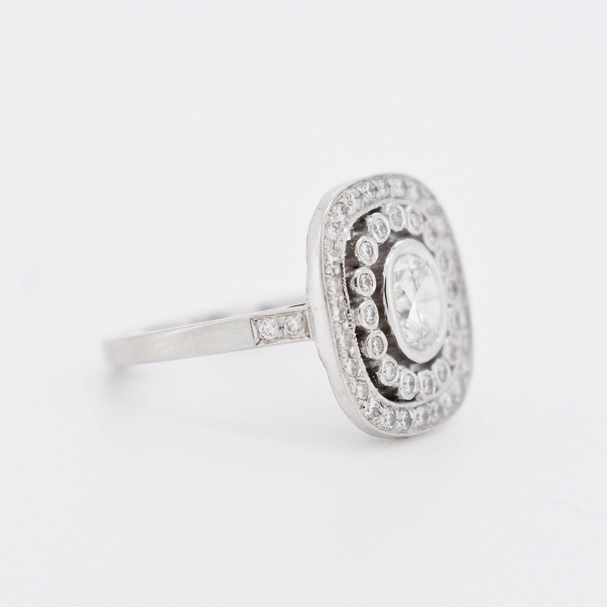 Bague Entourage en platine et diamants - Castafiore