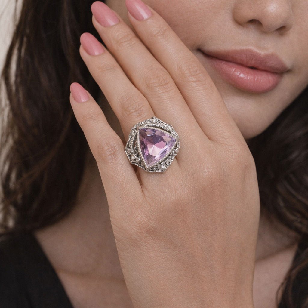 Bague Entourage en platine, kunzite rose - lilas, et diamants - Castafiore