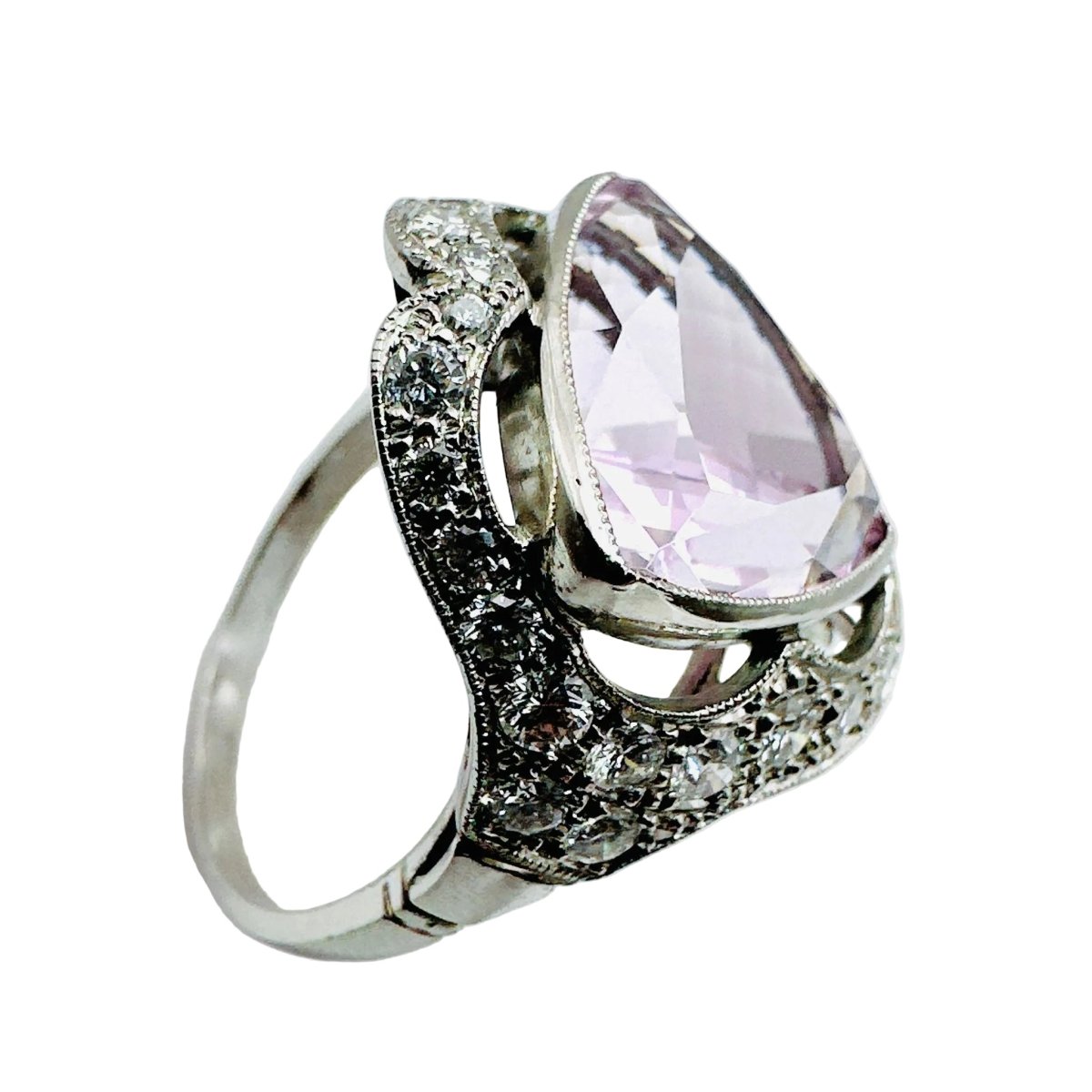 Bague Entourage en platine, kunzite rose - lilas, et diamants - Castafiore