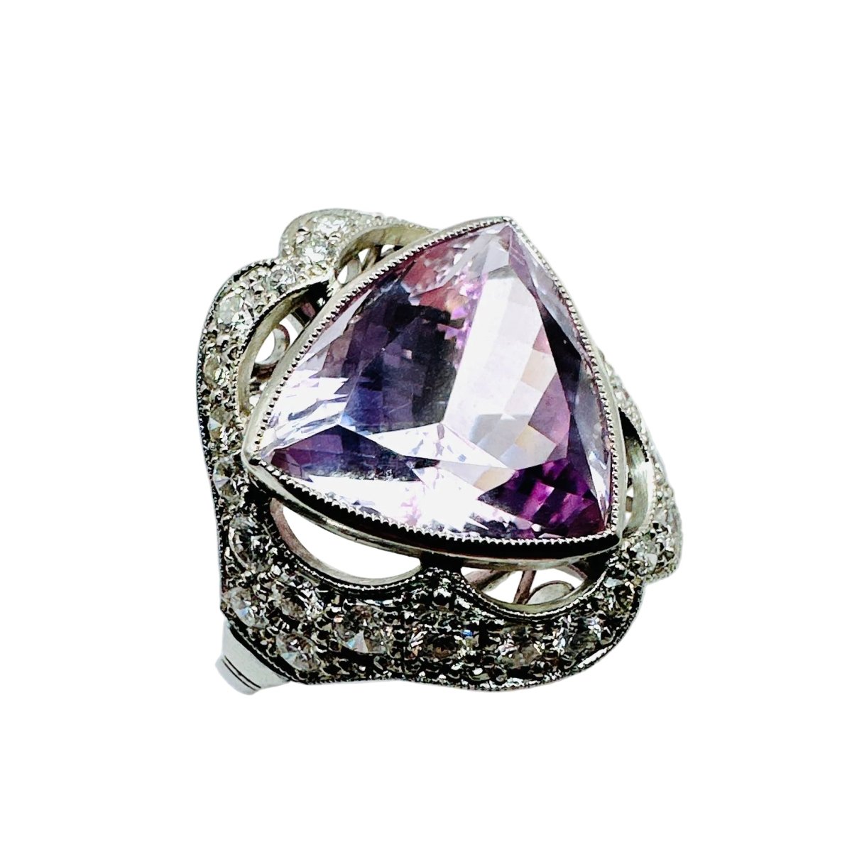 Bague Entourage en platine, kunzite rose - lilas, et diamants - Castafiore