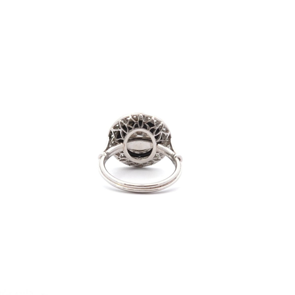 Bague Entourage en platine, onyx et diamants - Castafiore