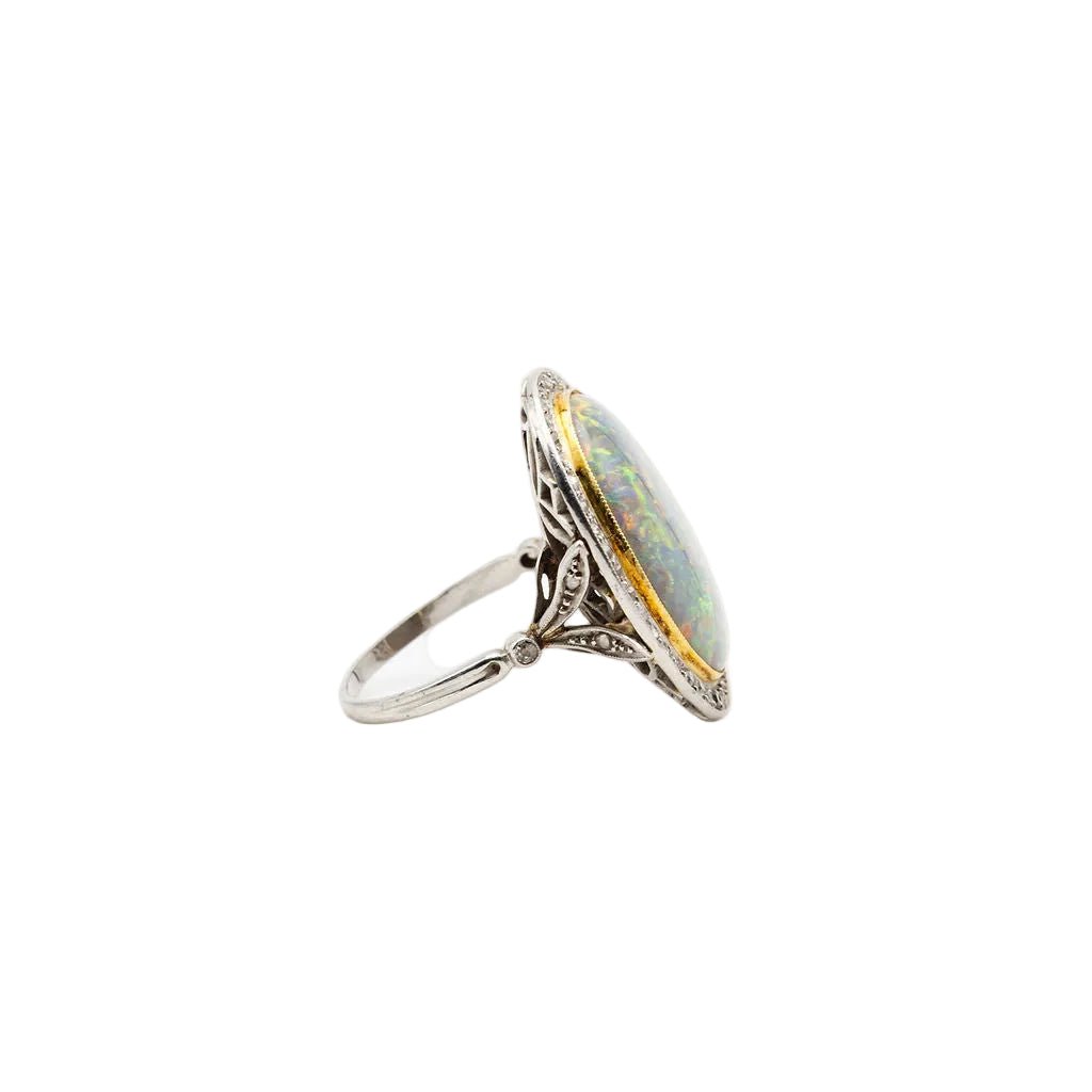 Bague Entourage en platine, or jaune, opale et diamants