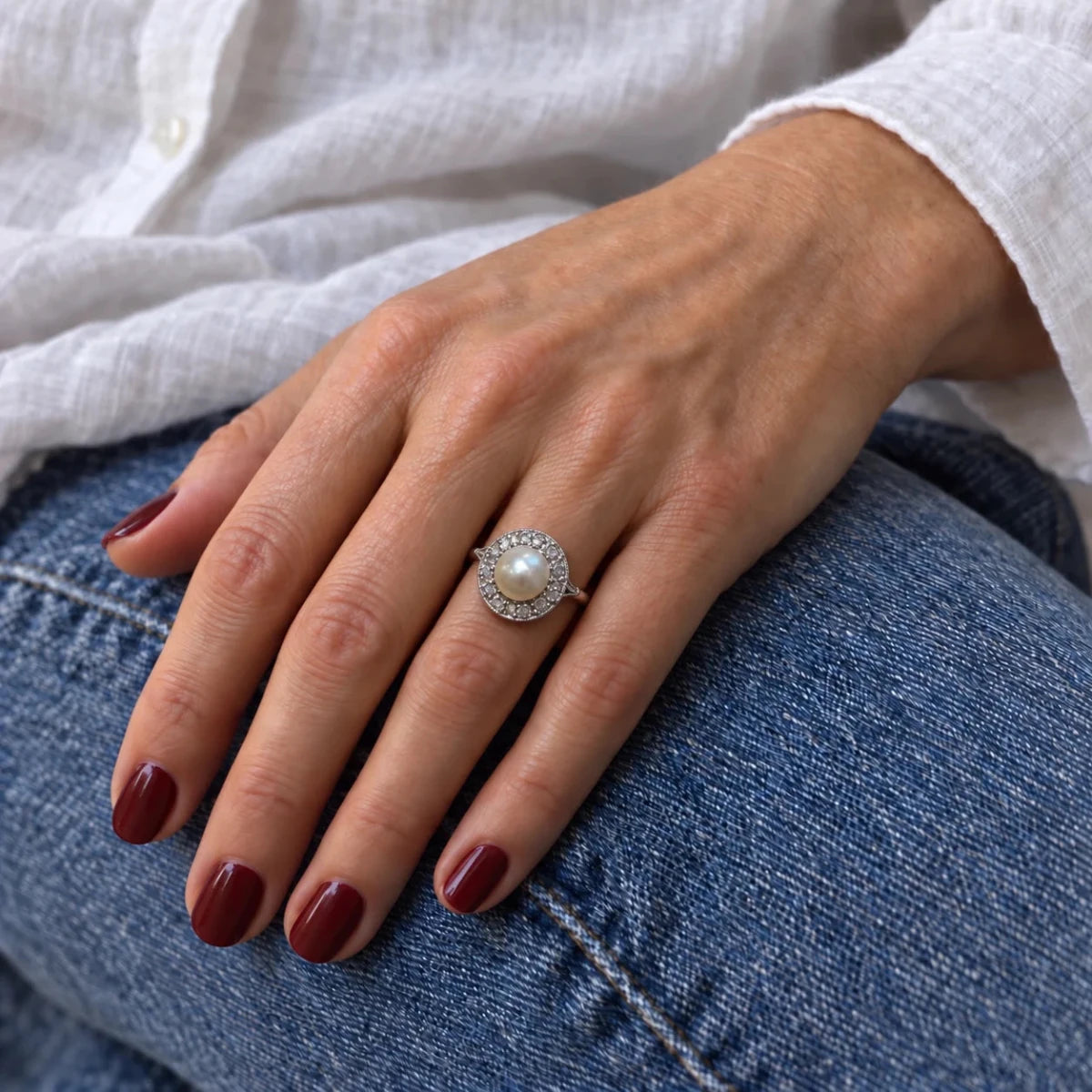 Bague Entourage en platine, perle et diamants - Castafiore
