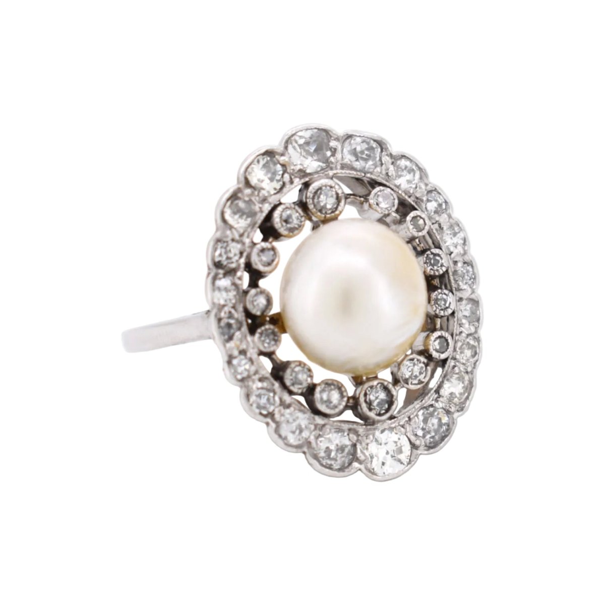Bague Entourage en platine, perle et diamants - Castafiore