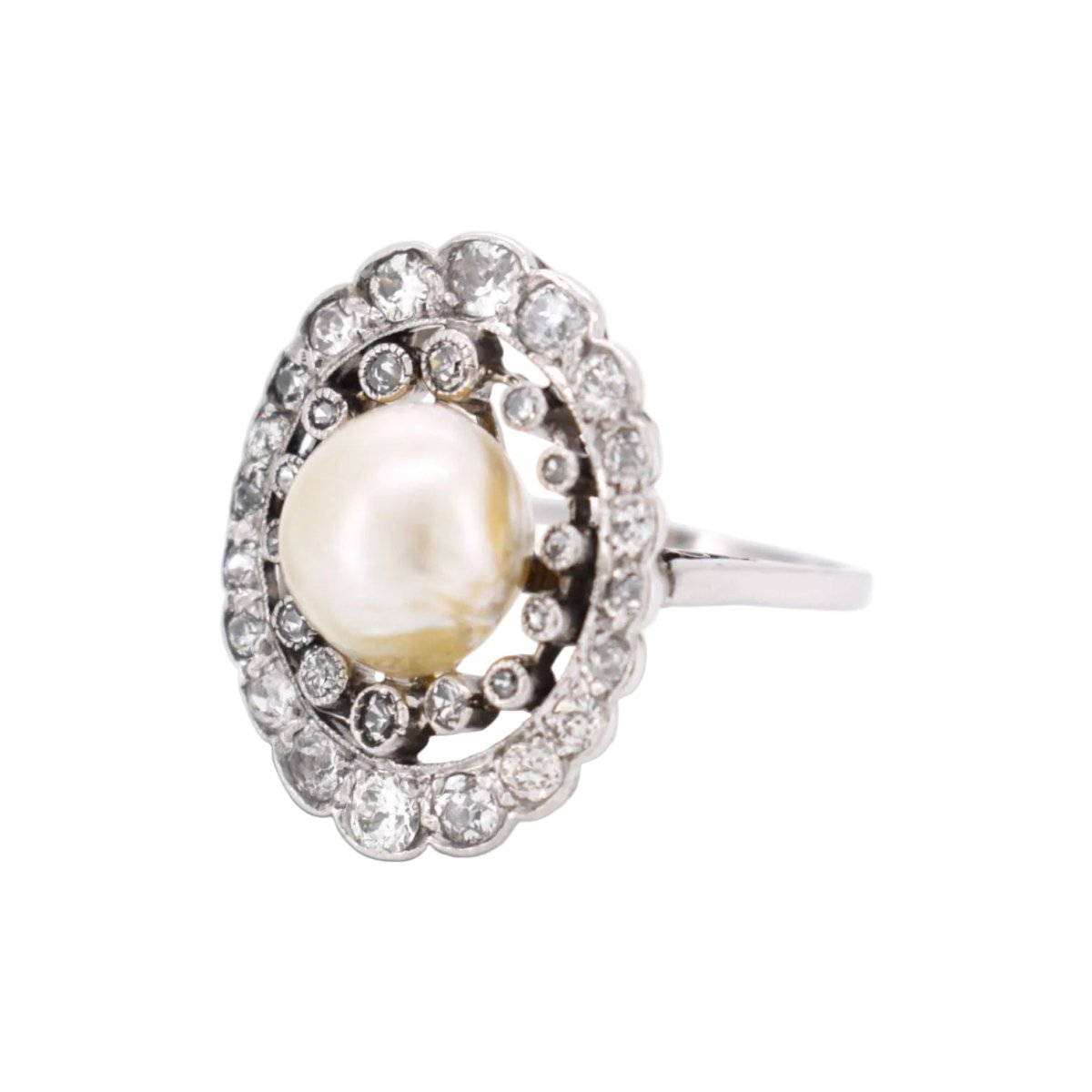 Bague Entourage en platine, perle et diamants - Castafiore