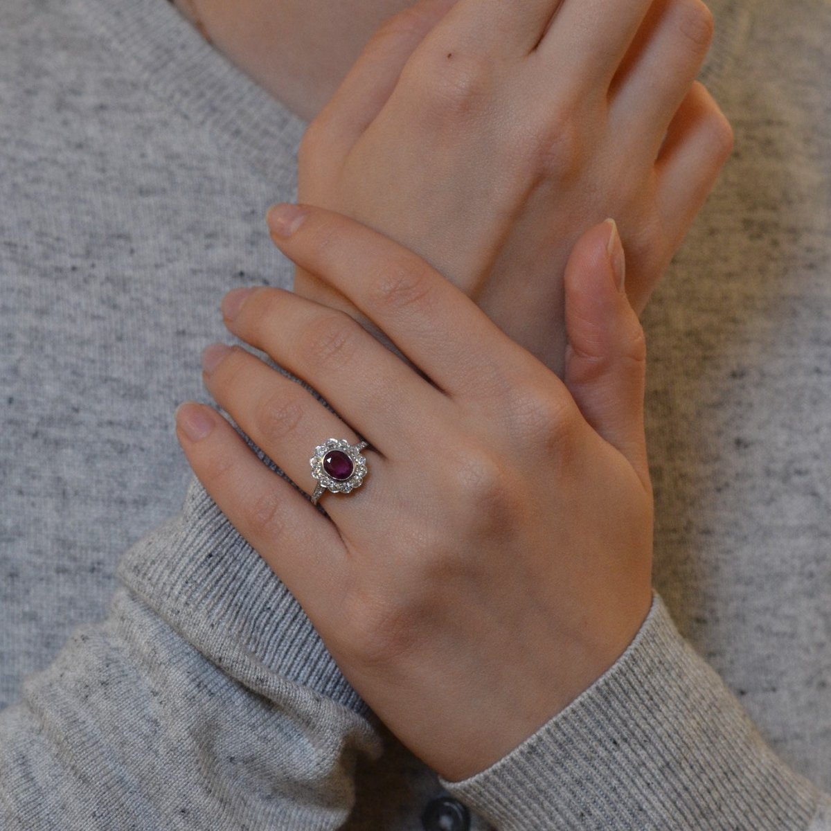 Bague Entourage en platine, rubis et diamants - Castafiore