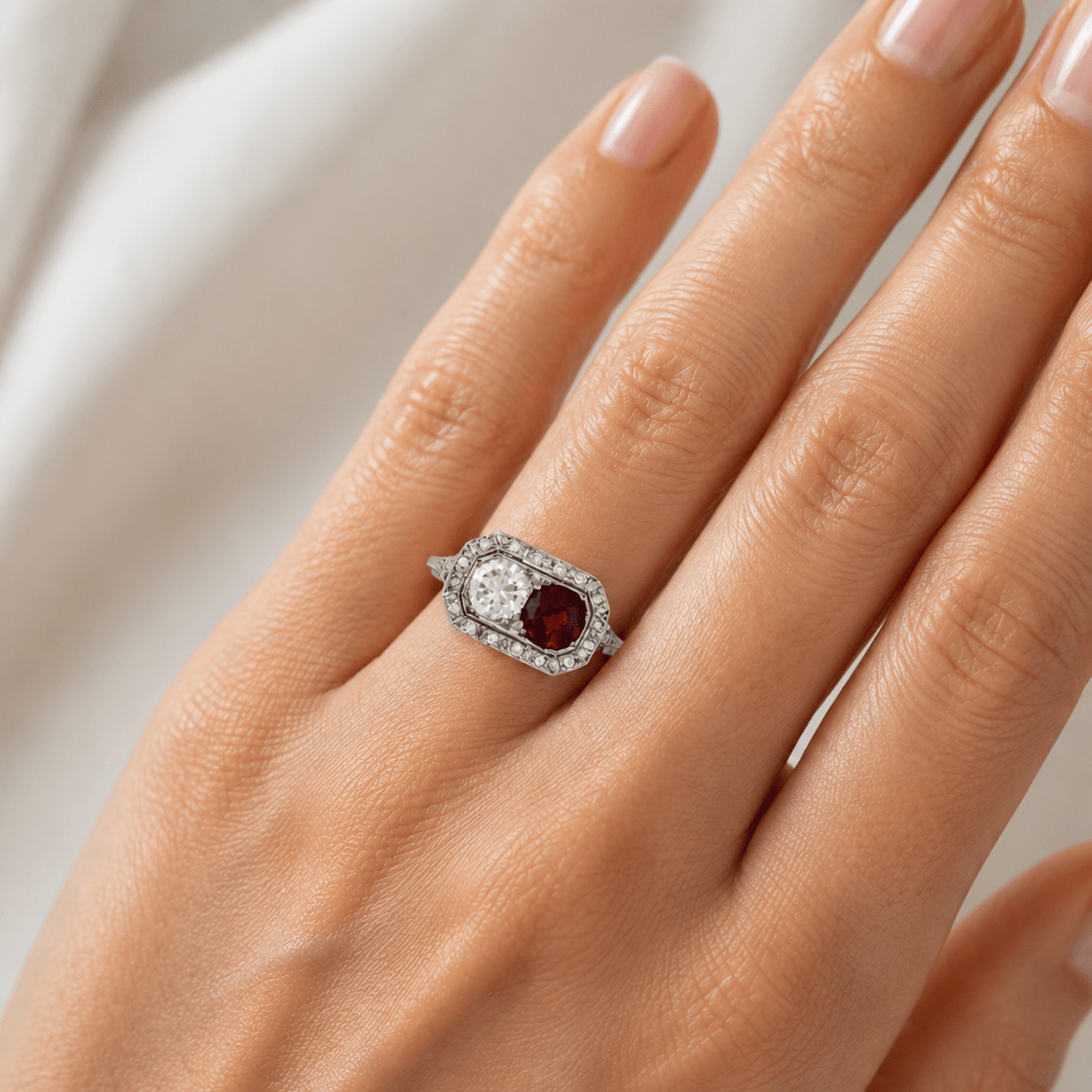 Bague Entourage en platine, rubis et diamants - Castafiore