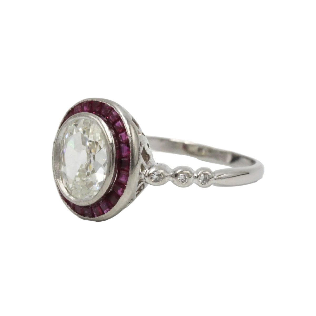 Bague Entourage en platine, rubis et diamants - Castafiore