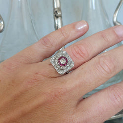 Bague Entourage en platine, rubis et diamants - Castafiore