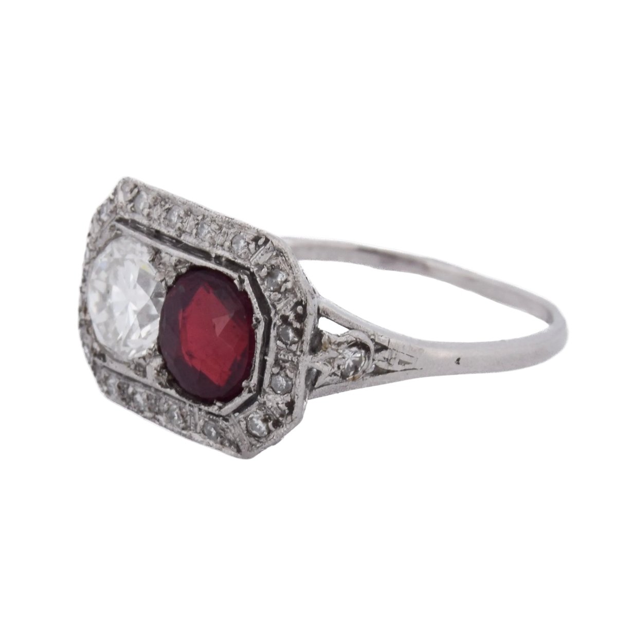 Bague Entourage en platine, rubis et diamants - Castafiore