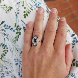 Bague Entourage en platine, saphir, diamants - Castafiore