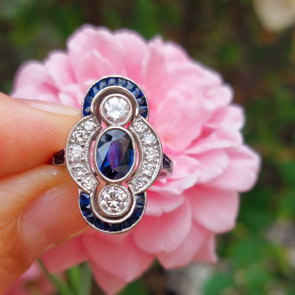 Bague Entourage en platine, saphir, diamants - Castafiore