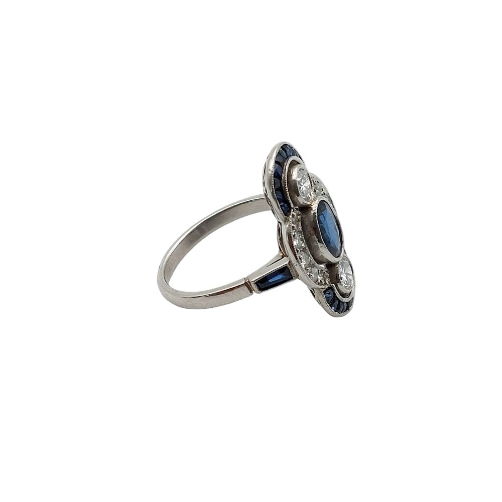 Bague Entourage en platine, saphir, diamants - Castafiore