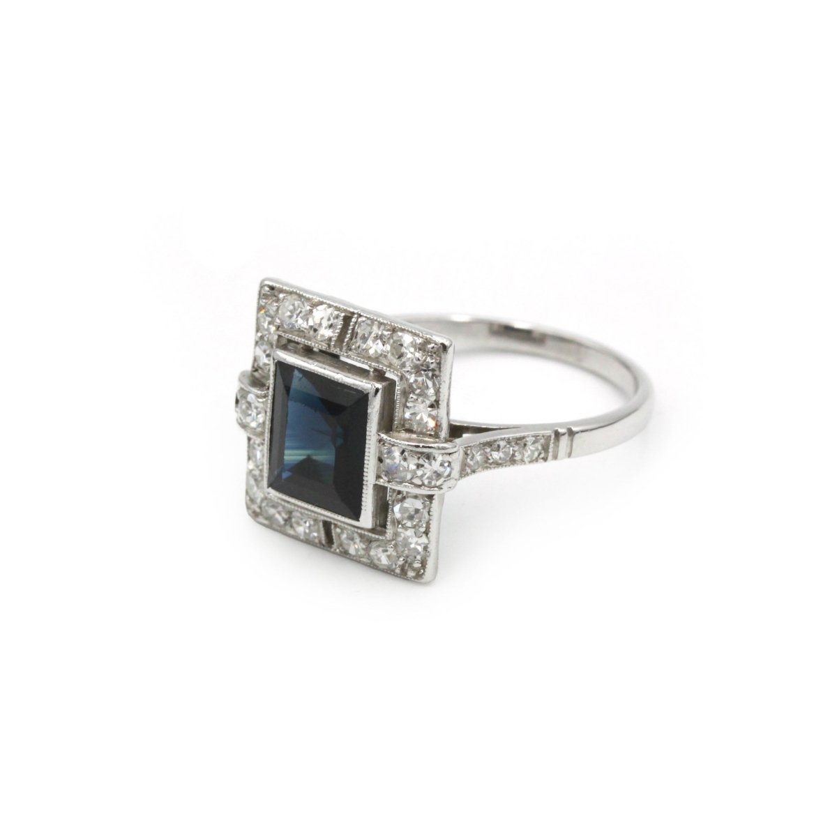 Bague Entourage en platine, saphir et diamants - Castafiore