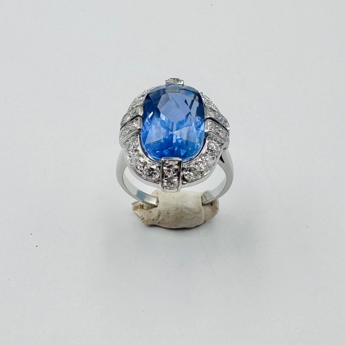 Bague Entourage en platine, saphir et diamants - Castafiore