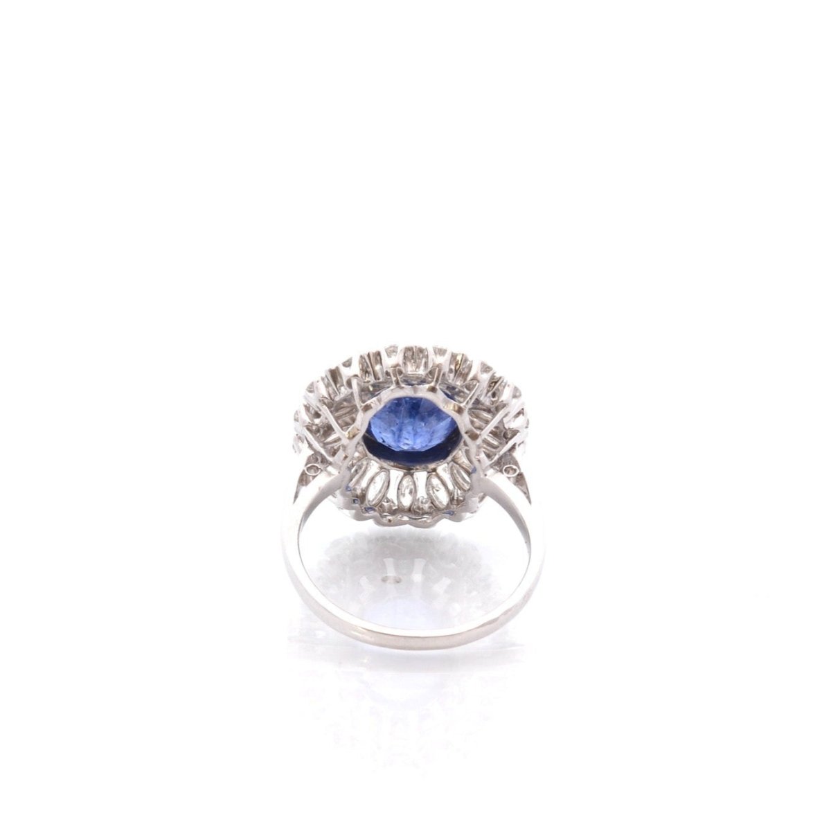 Bague Entourage en platine, saphir et diamants - Castafiore