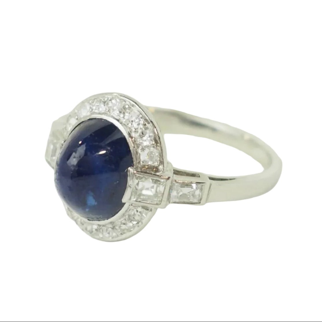 Bague Entourage en platine, saphir, et diamants - Castafiore