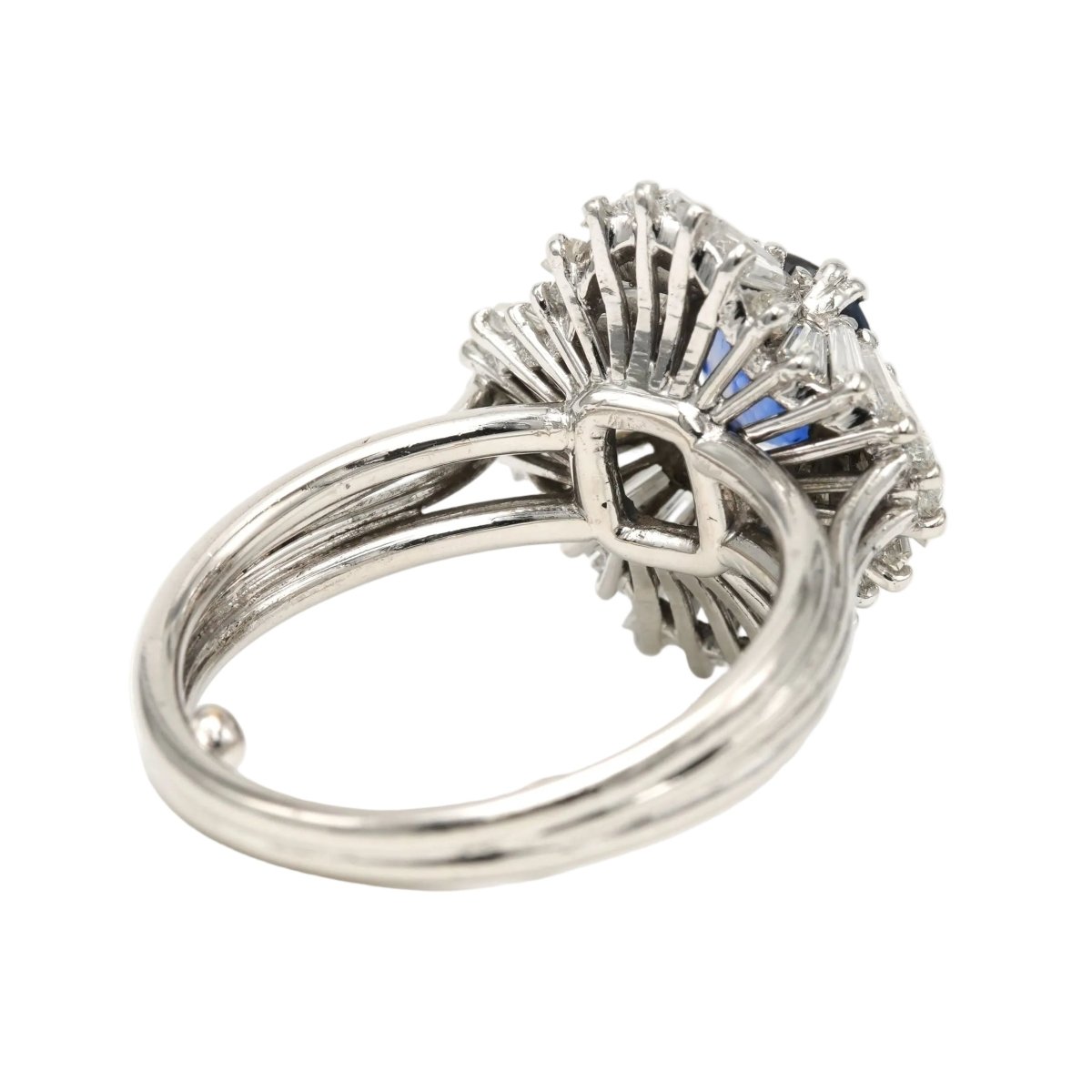 Bague Entourage en platine, saphir et diamants - Castafiore
