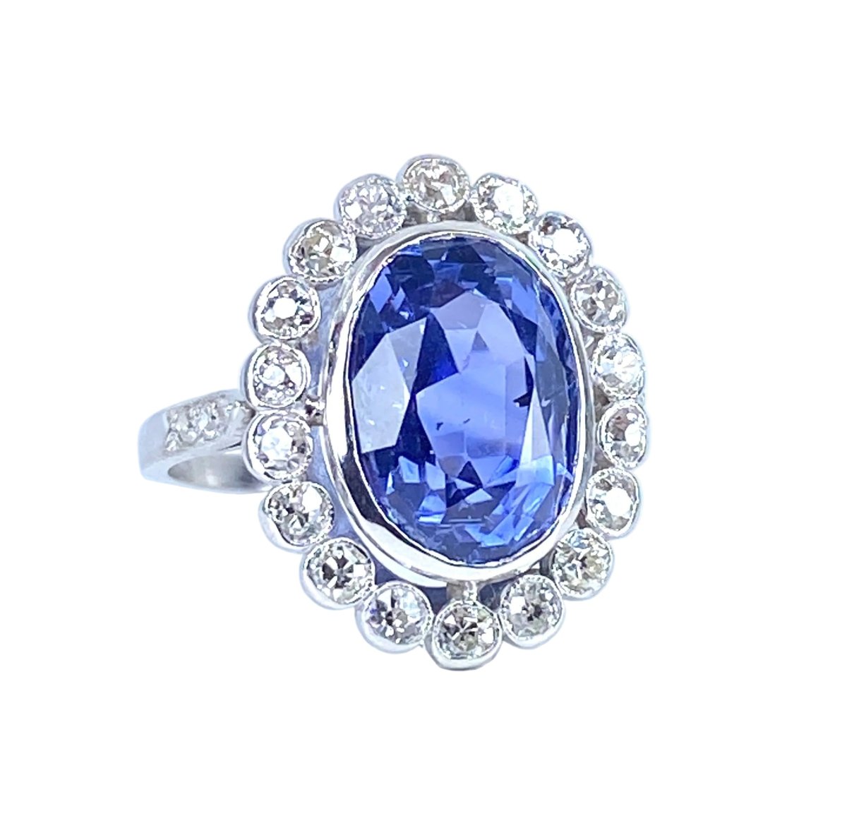 Bague Entourage en platine, saphir et diamants - Castafiore