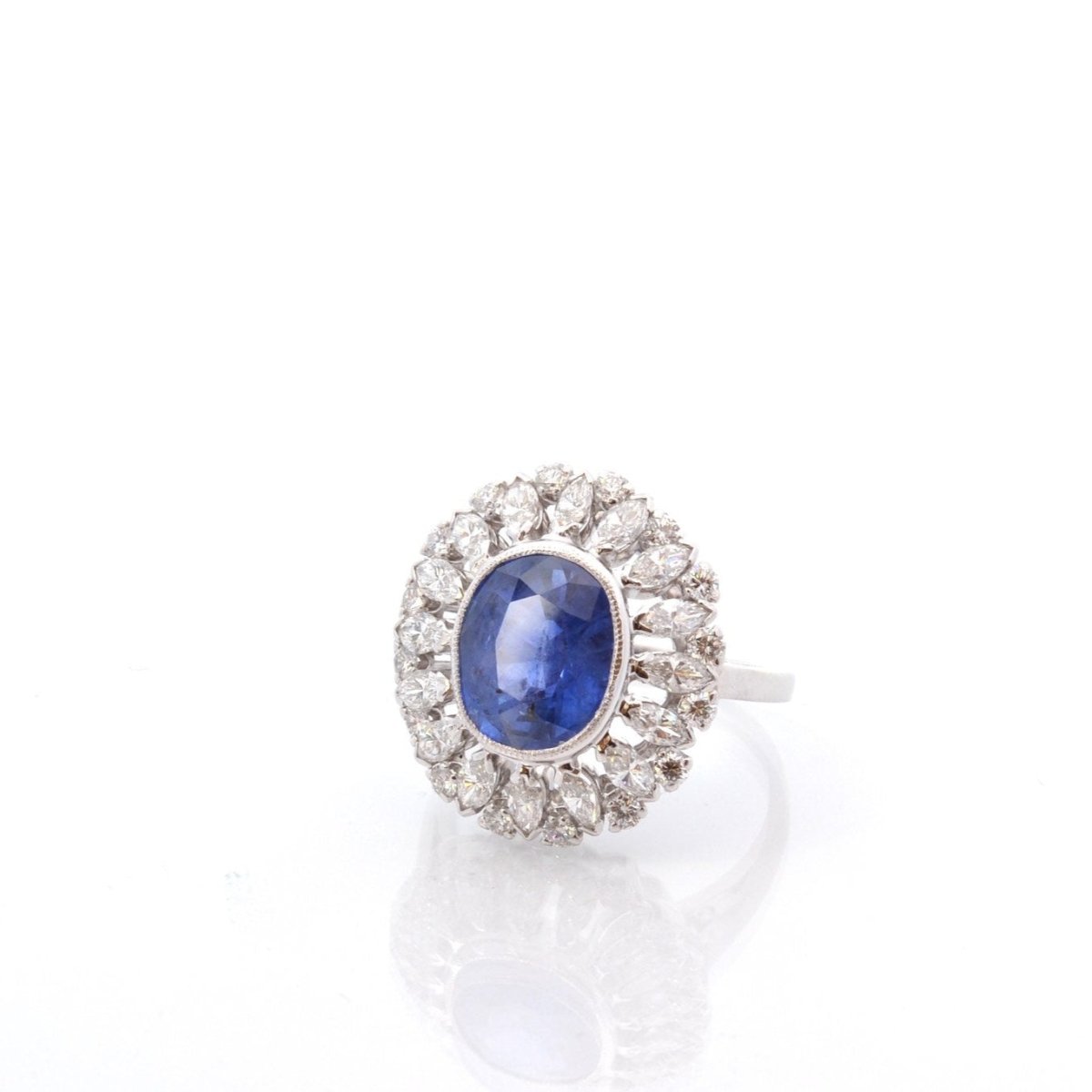 Bague Entourage en platine, saphir et diamants - Castafiore