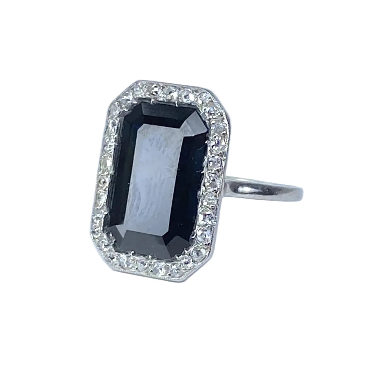 Bague Entourage en platine, saphir et diamants - Castafiore