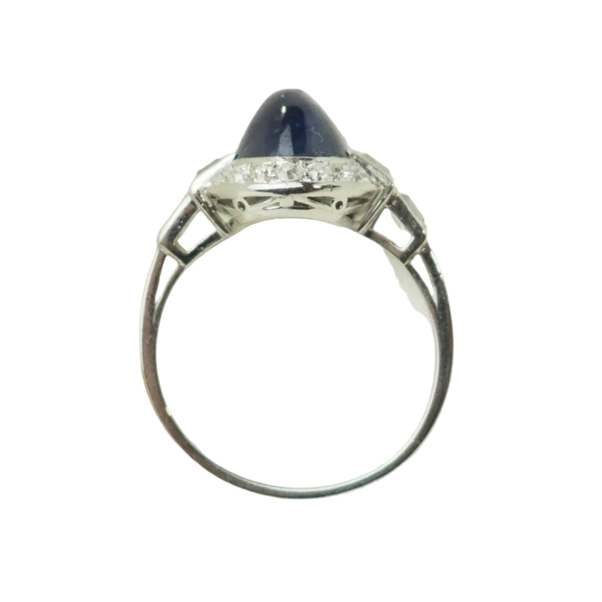 Bague Entourage en platine, saphir, et diamants - Castafiore