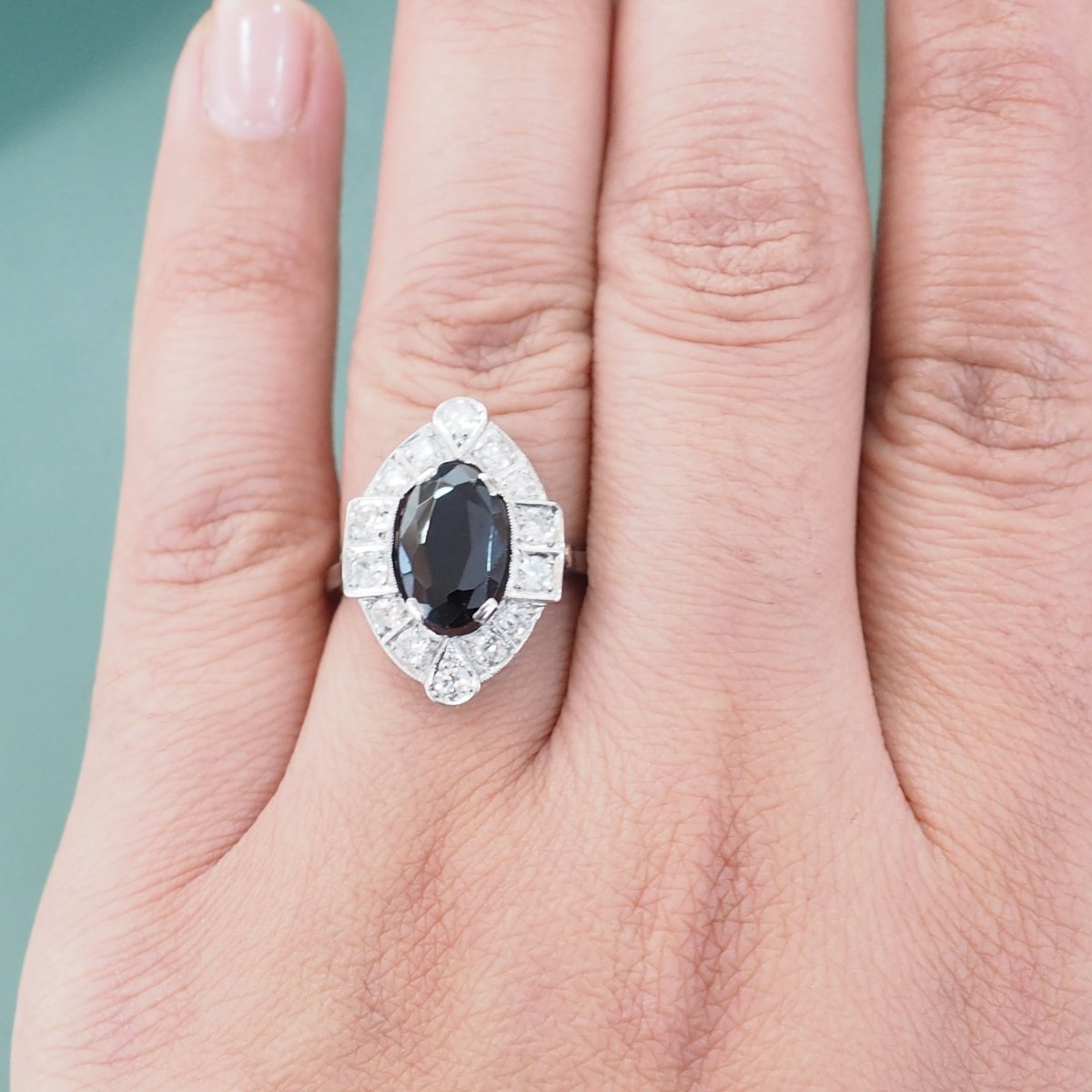 Bague Entourage en Platine, saphir, et diamants - Castafiore