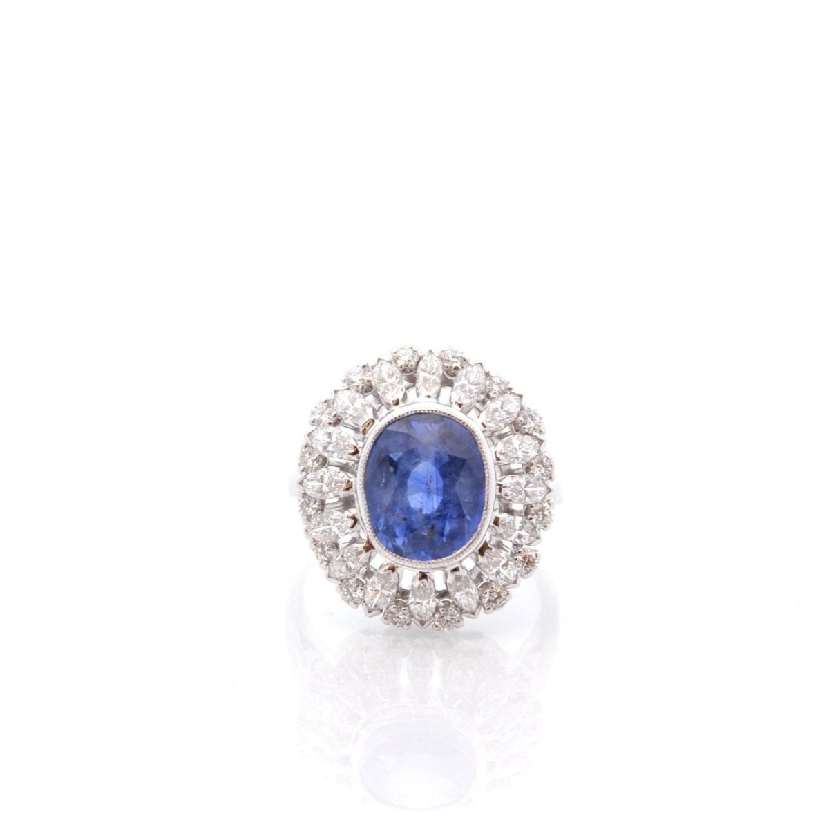 Bague Entourage en platine, saphir et diamants - Castafiore