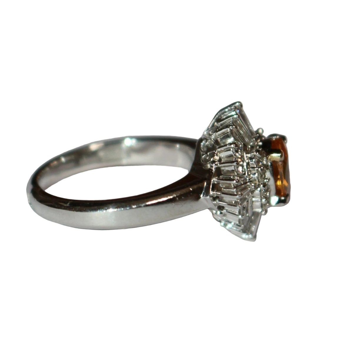 Bague Entourage en platine, saphir et diamants - Castafiore