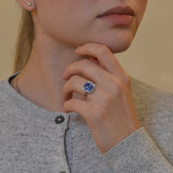 Bague Entourage en platine, saphir et diamants - Castafiore