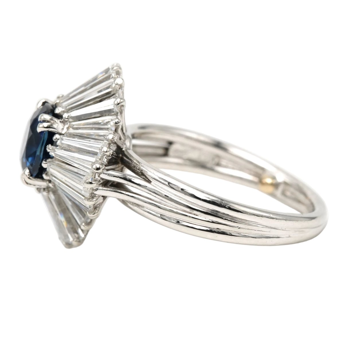 Bague Entourage en platine, saphir et diamants - Castafiore