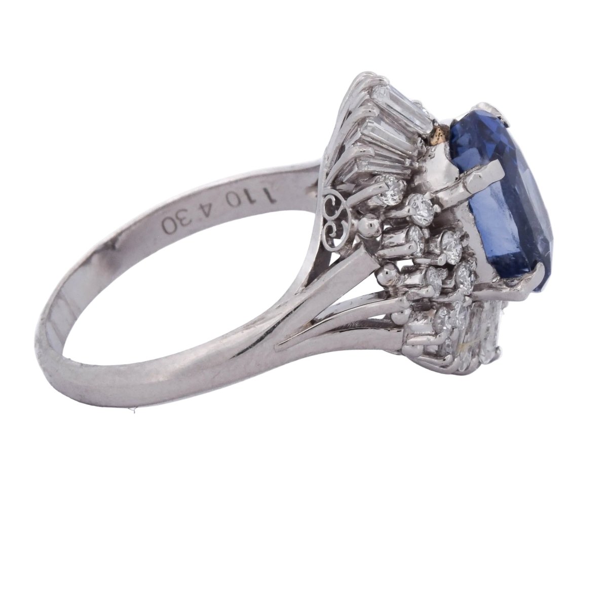 Bague Entourage en platine, saphir et diamants - Castafiore