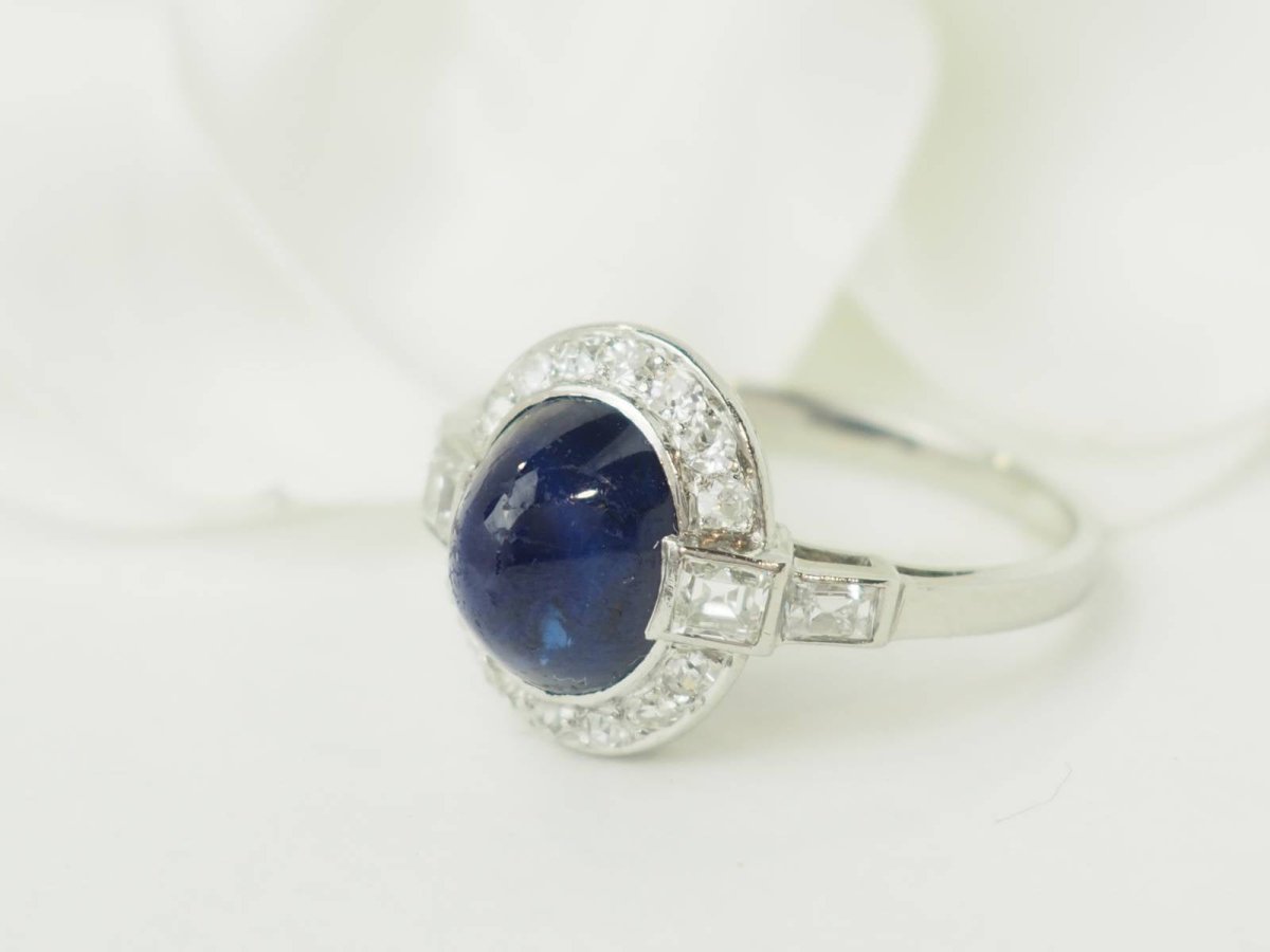 Bague Entourage en platine, saphir, et diamants - Castafiore