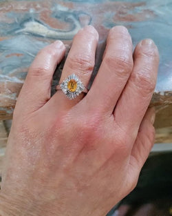 Bague Entourage en platine, saphir et diamants - Castafiore