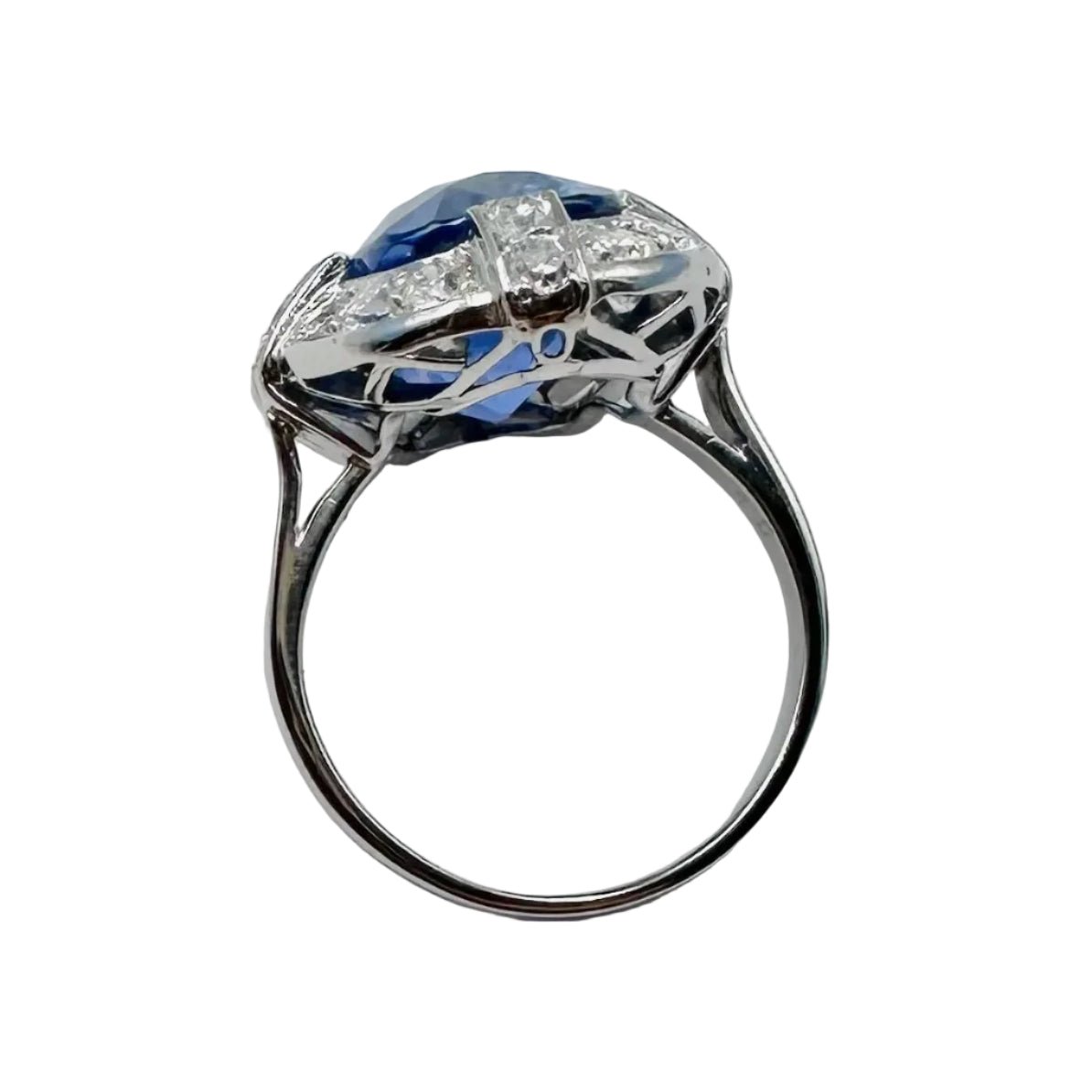 Bague Entourage en platine, saphir et diamants - Castafiore