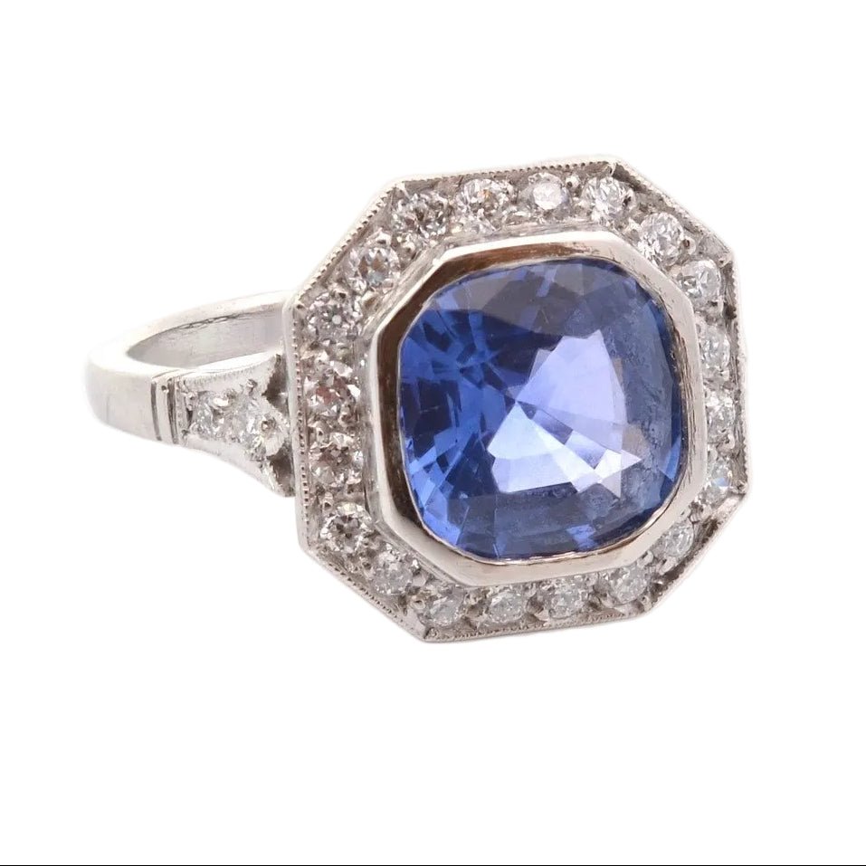Bague Entourage en platine, saphir et diamants - Castafiore