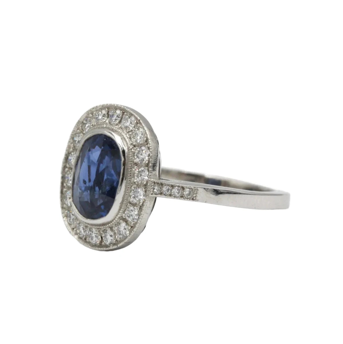 Bague Entourage en platine, saphir et diamants - Castafiore