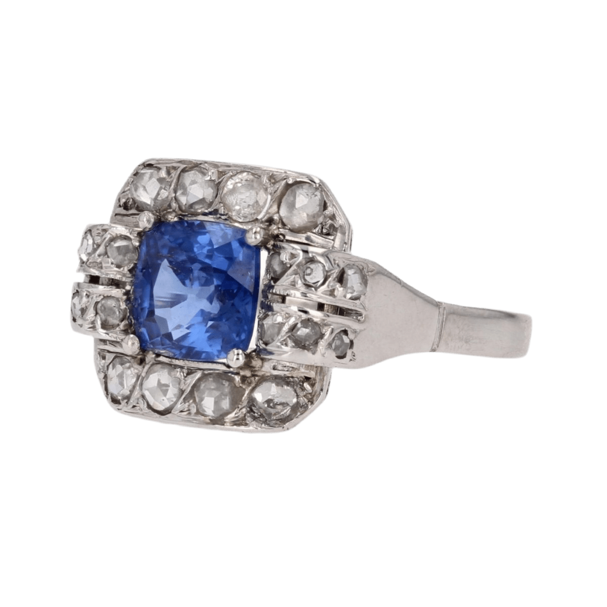 Bague Entourage en platine, saphir et diamants - Castafiore