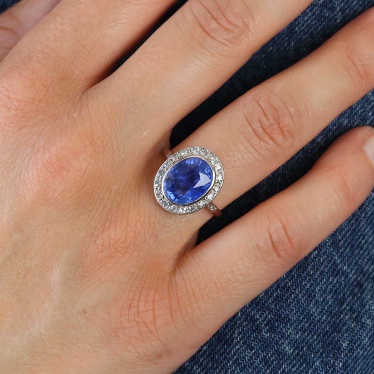 Bague Entourage en platine, saphir et diamants - Castafiore