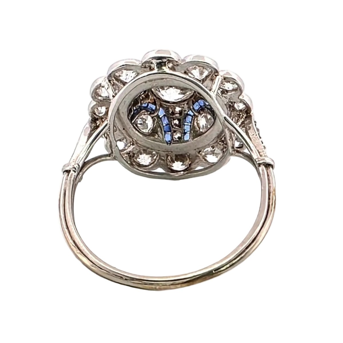 Bague Entourage en platine, saphirs et diamants - Castafiore