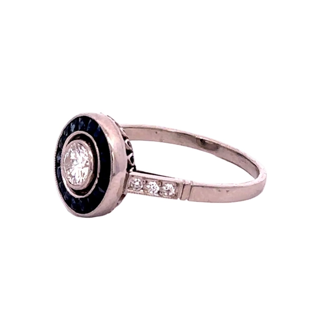 Bague Entourage en platine, saphirs et diamants - Castafiore