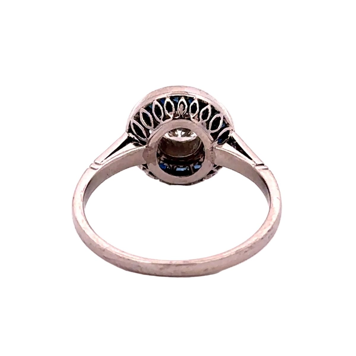 Bague Entourage en platine, saphirs et diamants - Castafiore