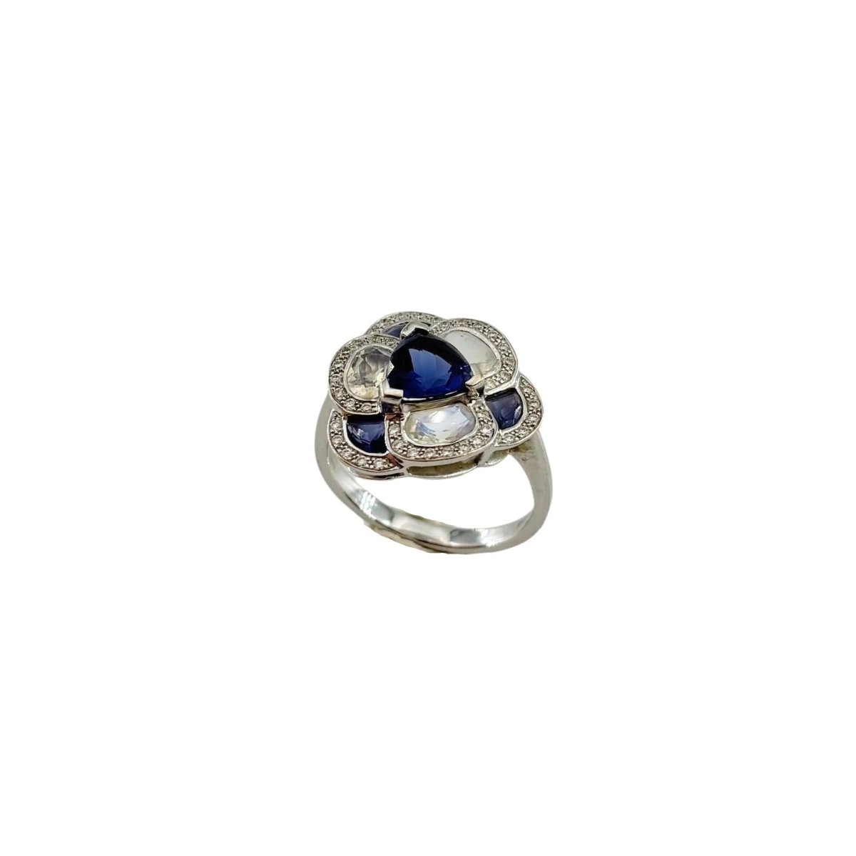 Bague Entourage ISABELLE LANGLOIS "Flora Pensée" en or blanc, pierres de lune, iolites et diamants - Castafiore
