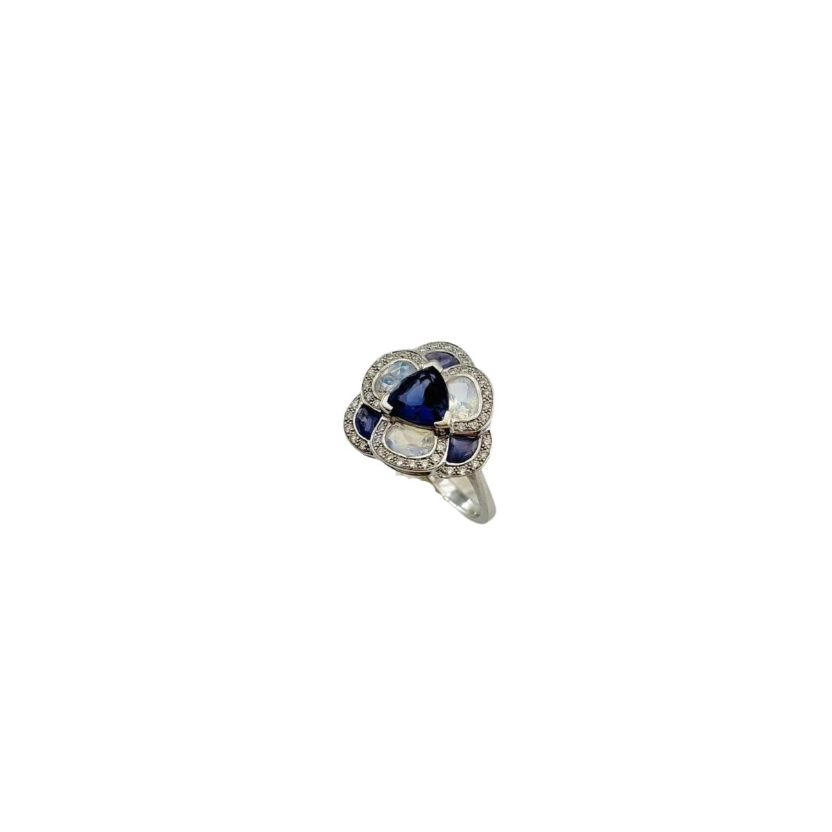 Bague Entourage ISABELLE LANGLOIS "Flora Pensée" en or blanc, pierres de lune, iolites et diamants - Castafiore
