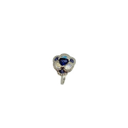Bague Entourage ISABELLE LANGLOIS "Flora Pensée" en or blanc, pierres de lune, iolites et diamants - Castafiore