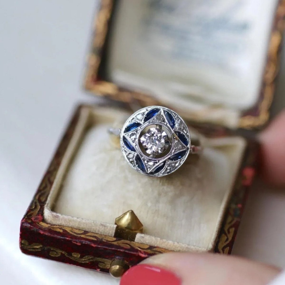 Bague Entourage or blanc, platine, saphirs et diamants - Castafiore