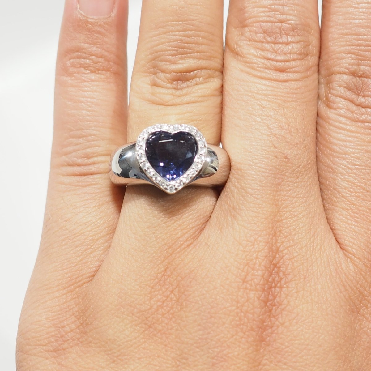 Bague Entourage POIRAY en or blanc, tanzanite et diamants - Castafiore
